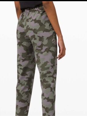 Size 4 Lulu lemon. 365 Heritage joggers.